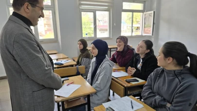 İl Milli Eğitim Müdürü Acar, öğrencilerle motivasyon ve başarı sohbeti gerçekleştirdi.