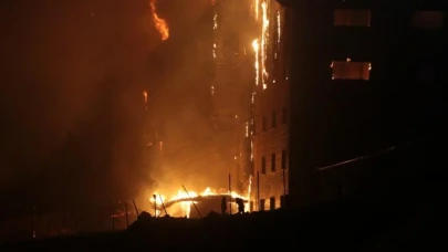 78 kişinin hayatını kaybettiği otelin önünde gözyaşlarına boğuldular