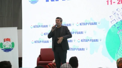 Alişan Kapaklıkaya Kitap Fuarında Okuyucularıyla Buluştu