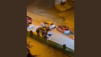 Yol verme tartışmasında trafikte araçlarını durdurup kavga ettiler