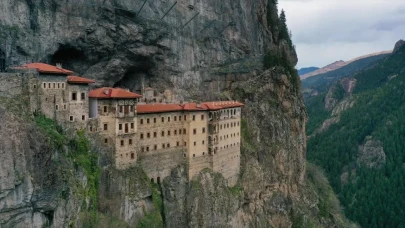 Sümela Manastırı'na bayramda ziyaretçi akını