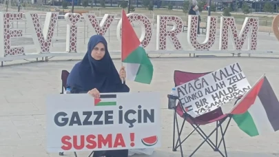 Üniversiteli Havva'dan tek kişilik protesto eylemi; Gazze için susma
