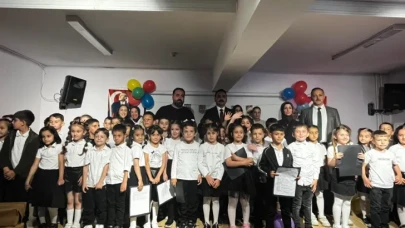 Murgul’da Miniklerden Büyük Gösteri: Okuma Yazma Bayramı Coşkuyla Kutlandı