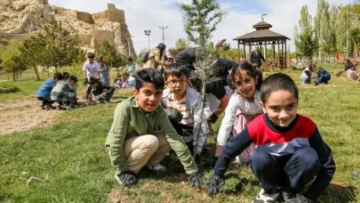 Van’da Miniklerden İklim Değişikliğine Anlamlı Mesaj: Fidan Dikip Tuvalleri Renklendirdiler