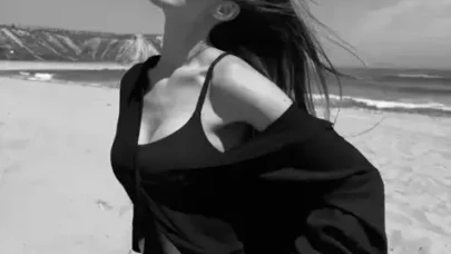 Bensu Soral’dan Göz Alıcı Yaz Paylaşımları: Plajda Çekilen Pozları Sosyal Medya Rüzgarı Estiriyor!