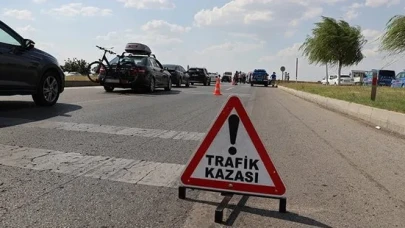 Ağrı'da yolcu minibüsü ile traktör çarpıştı: 3 yaralı!