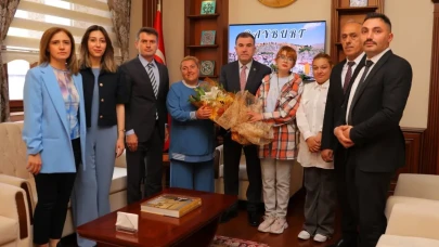 Bayburt Valisi Eldivan, Engelsiz Yaşam Merkezi Sakinlerini Makamında Ağırladı