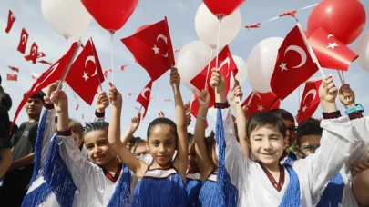 19 Mayıs Pazartesi Okullar Tatil Mi? Resmi Takvim Açıklandı! İlkokul, Lise ve Üniversiteler Tatil Mi?