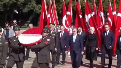 Bakan Bak beraberindeki heyetle Anıtkabir'i ziyaret etti