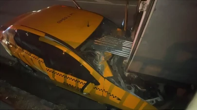 Sakarya'da taksi-kamyonet çarpışması: Taksi şoförü hayatını kaybetti, yolcu yaralandı