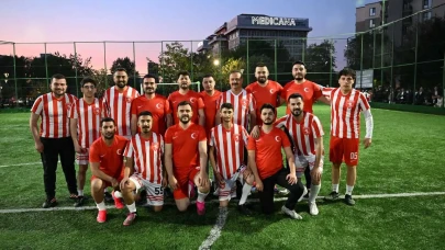 Yavuz Ağıralioğlu, Samsun’da gençlerle yaptığı halı saha maçında 2 gol attı