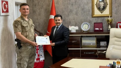 Özalp İlçe Jandarma Komutanı Emre Pugur’a Başarı Belgesi Takdim Edildi