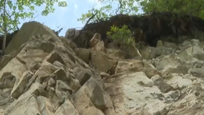 Ölüm yolu gibi! Dev kayalar vatandaşı tehlikeye atıyor...