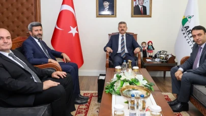 Trabzon Vakıflar Bölge Müdürü ve TMO Yetkilileri, Artvin Valisi Dr. Turan Ergün’ü Ziyaret Etti