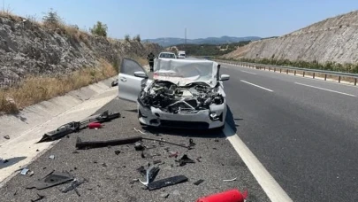 Balıkesir İzmir-İstanbul Otoyolu Mecidiye Mevkiinde Çift Taraflı Kaza: Kamyonete Çarpan Otomobilde 2 Kişi Yaralandı