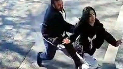 Genç Kıza Durağın Ortasında Tornavida İle Saldırdı!