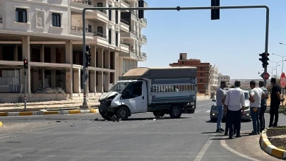 Mardin’de otomobil ile kamyonet çarpıştı: 2 yaralı