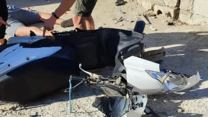 Direğe çarpan motosikletli hayatını kaybetti