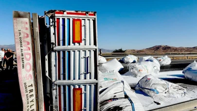 Devrilen TIR’ın şoförü yaralandı, yolda uzun araç kuyruğu oluştu