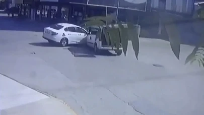 Hafif ticari araçla çarpışan otomobilin sürücüsü yaralandı; kaza kamerada
