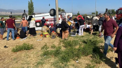 Ambulans otomobille çarpıştı! Çok sayıda yaralı var