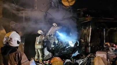 Avcılar'da çorap üretim atölyesi alevlere teslim oldu