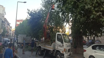 Balıkesir'de kuvvetli rüzgar, 4 tonluk su deposunu caddeye uçurdu