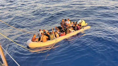 Batmak üzere olan lastik bottan 13’ü çocuk 43 göçmen kurtarıldı