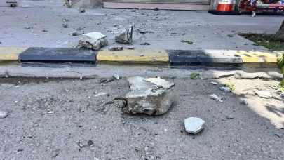 Binadan kopan taş parçaları korkuttu