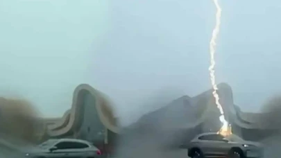 Elektrikli bir arabaya yıldırım düşerse ne olur?