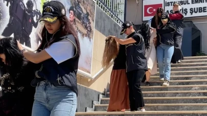 Kılık değiştirdikleri anlar kamerada... ''Kartlı'' soyguncular kıskıvrak yakalandı