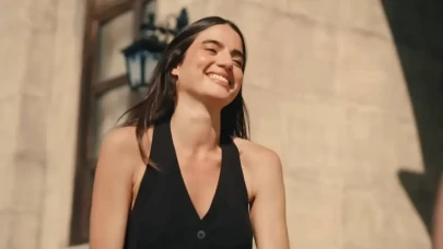 Mavi reklamındaki kız kim? Kıvanç Tatlıtuğ ile oynayan köpekli kızın adı ne?