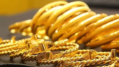 Önce bilezikleri çaldı, sonra kredi çekmeye zorladı!