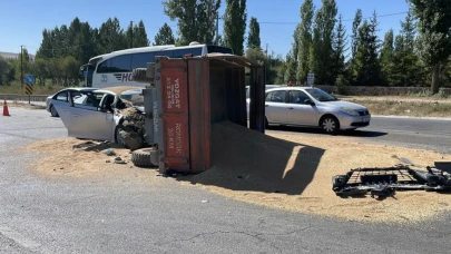 Otomobilin buğday yüklü traktöre çarpması sonucu 3 kişi yaralandı.