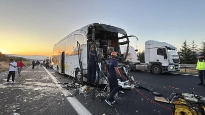 TEM’de yolcu otobüsü ile soğan yüklü kamyon çarpıştı: 1 ölü, 10 yaralı