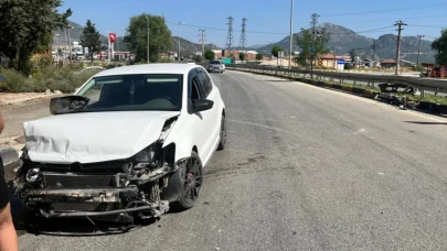 Virajı alamayan otomobil bariyerlere çarptı: 3 yaralı