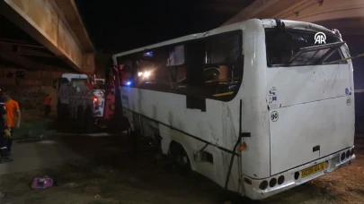 Yolcu otobüsü köprüden dereye düştü: 18 kişi boğularak öldü