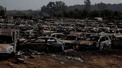 Yunanistan’da orman yangını otoparka sıçradı: 550 araç kullanılamaz hale geldi