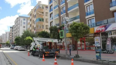 Van Büyükşehir Belediyesi’nden İkinisan Caddesi’ne Modern Aydınlatma