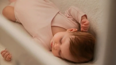 Bebekler Uykuda Neden Terler? Gece Terlemesinin 11 Nedeni