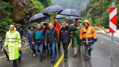 Karadeniz'de sel faciası! Bir gecede 300 kg yağış: 100 yıllık köprü yıkıldı! Bakanlar bölgede.