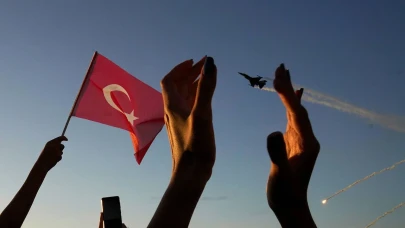 İstanbul'da Nefes Kesen Bir Etkinlik: SOLOTÜRK ve Türk Yıldızları'nın Uçuş Gösterisi İçin Tarih ve Saat Açıklandı!