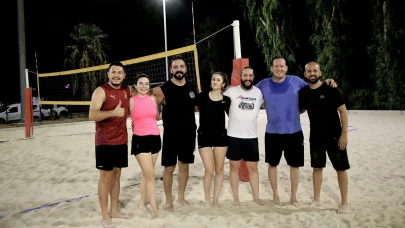 İzmir'de Plaj Voleybolu Turnuvası: Dayanışma ve Sosyal Farkındalık İçin Bir Araya Geldi!