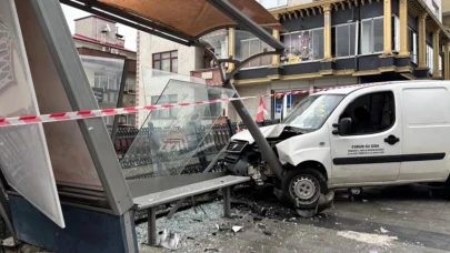 Trabzon'da el freni çekilmeyen araç otobüs durağına daldı