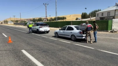 Ağrı’da huzur ve güven uygulamasında 3 aranan şahıs ve 7 düzensiz göçmen yakalandı