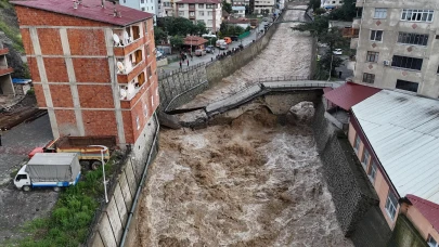 Artvin Borçka'da aşırı yağış nedeniyle tarihi üç gözlü köprü çöktü