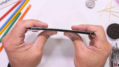 Apple iPhone Air 5,6 mm inceliğiyle JerryRigEverything testinde dayanıklılığını gösterdi
