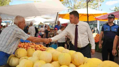 Başkan Sarıkurt, Pazartesi Pazarı'nda Halkla Buluşarak Esnaf ve Vatandaşlarla Sohbet Etti