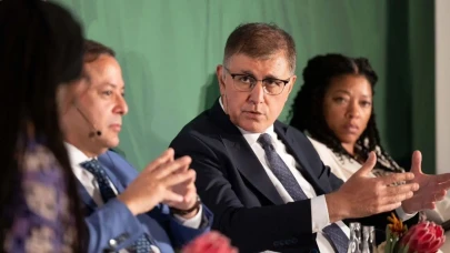 Başkan Tugay, U20 Zirvesi'nde İzmir'i Dünya Metropollerine Tanıttı: Örnek Projeler Gözler Önüne Serildi!