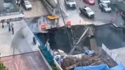 Şehrin Kalbinde Gizemli Çukur: Aniden Beliren Dev Boşluk Herkesi Şaşırttı!